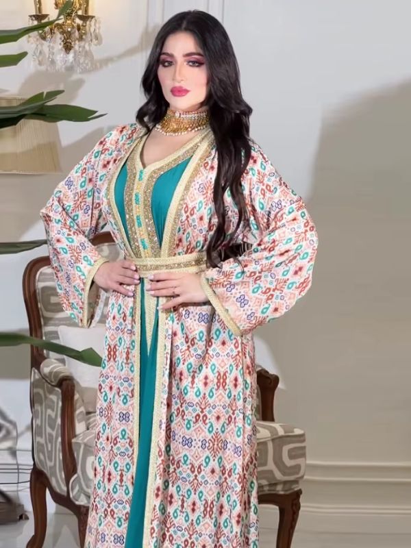 Femme portant un caftan marocain deux pièces écru à motifs géométriques