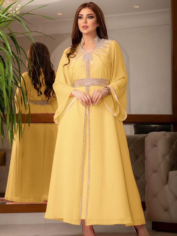 Une femme en caftan jaune