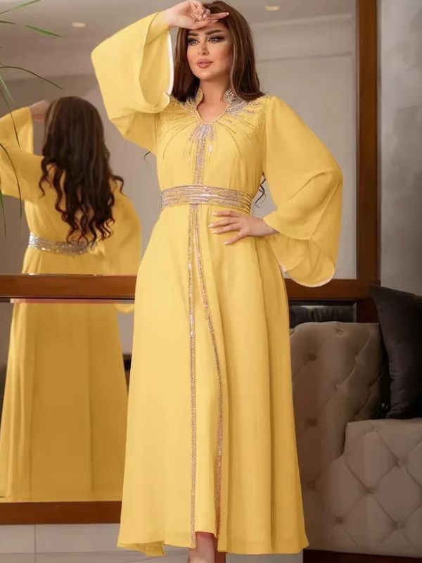 Une femme en caftan jaune