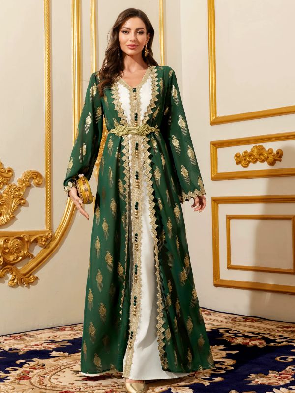 Femme portant un caftan marocain vert émeraude ouvert sur robe blanche, ceinture dorée tressée