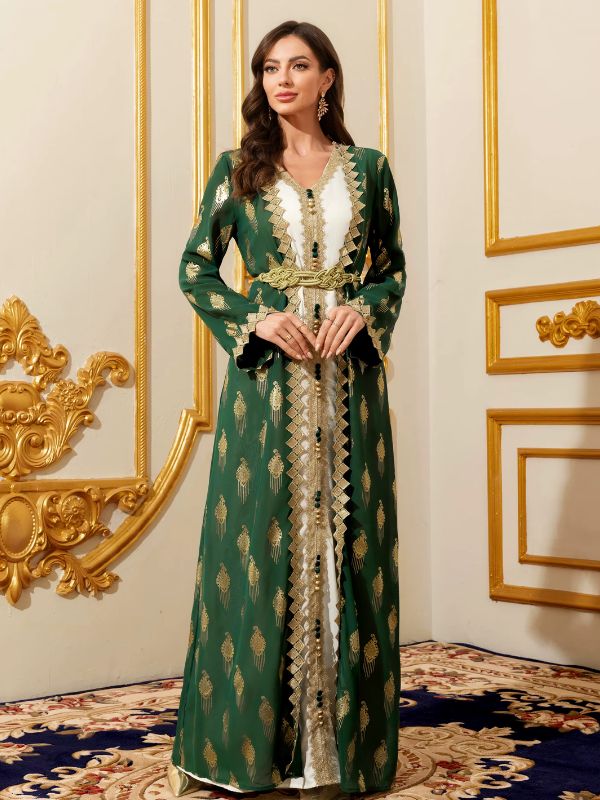 Femme portant un caftan marocain vert émeraude et blanc à galons dorés, vue de trois quarts