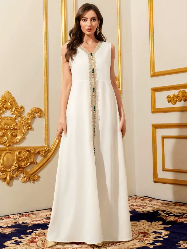 Femme portant la robe intérieure blanche du caftan, ornée d'un galon doré central