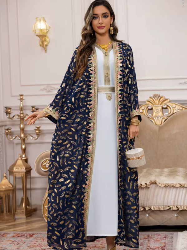 Une femme porte un caftan marocain bleu marine