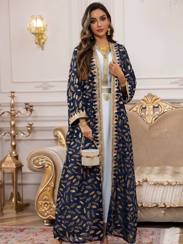 Vue rapprochée d’un caftan marocain richement brodé