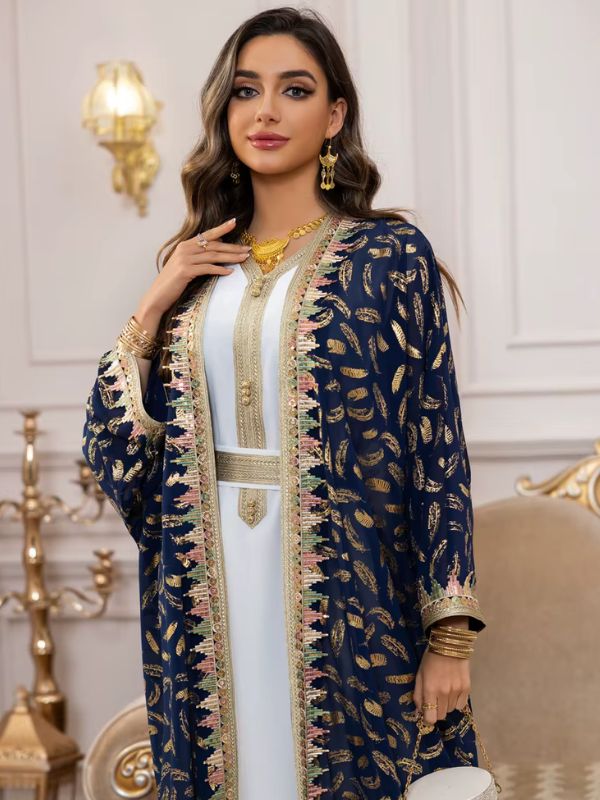 Une femme porte un caftan marocain bleu marine
