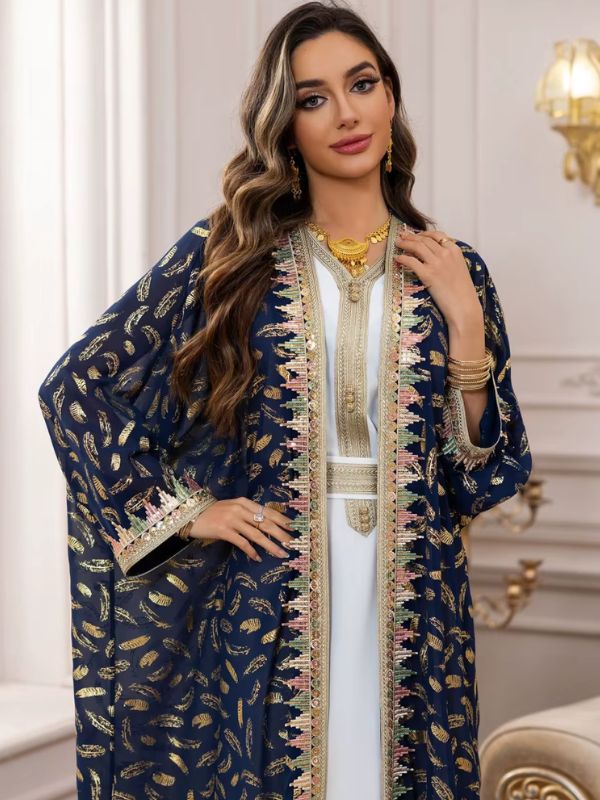 Femme debout près d&#39;une fenêtre portant un caftan bleu marine