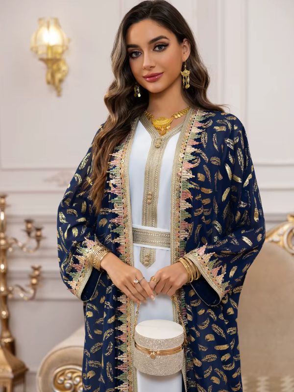 Caftan marocain bleu marine long porté par une femme