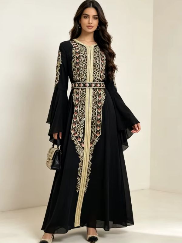 Femme en caftan marocain noir à broderies dorées et ceinture assortie