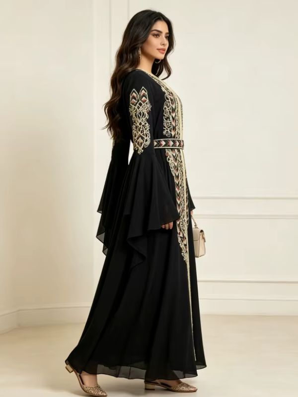 Femme superbe en caftan marocain noir aux broderies or