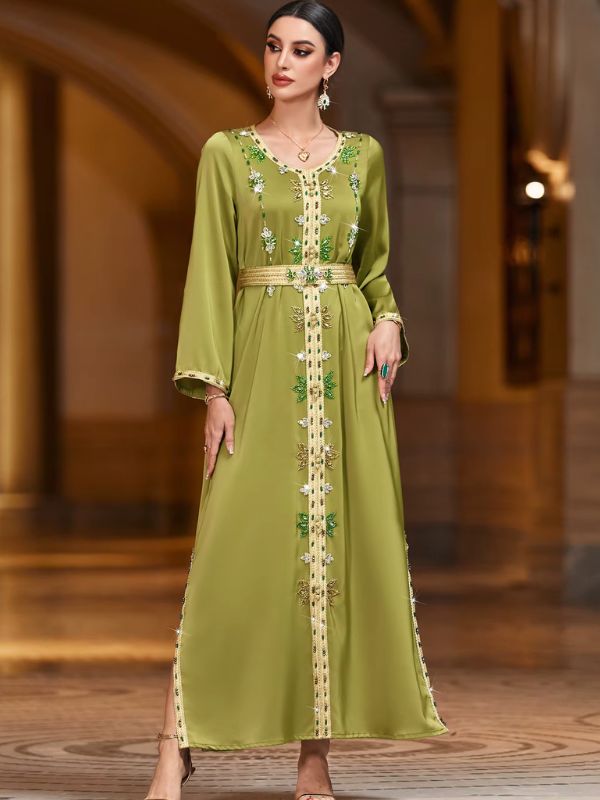 Femme portant un caftan marocain vert olive à broderies florales perlées et galon doré, col rond, debout de face