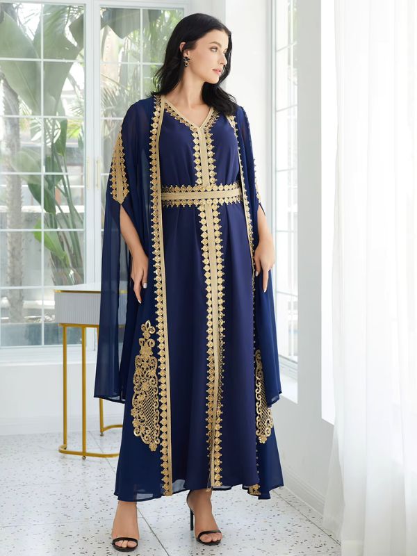 Caftan bleu marine à broderie dorée et cape assortie, vue de trois quarts près d'une fenêtre