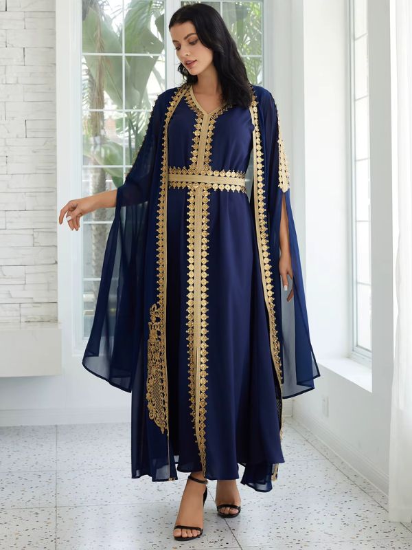 Caftan bleu marine avec cape en mousseline transparente et large ceinture brodée dorée
