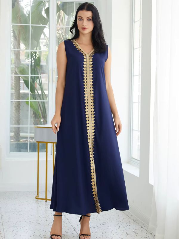 Caftan bleu marine à sfifa dorée géométrique sur l'encolure et le devant, porté sans cape