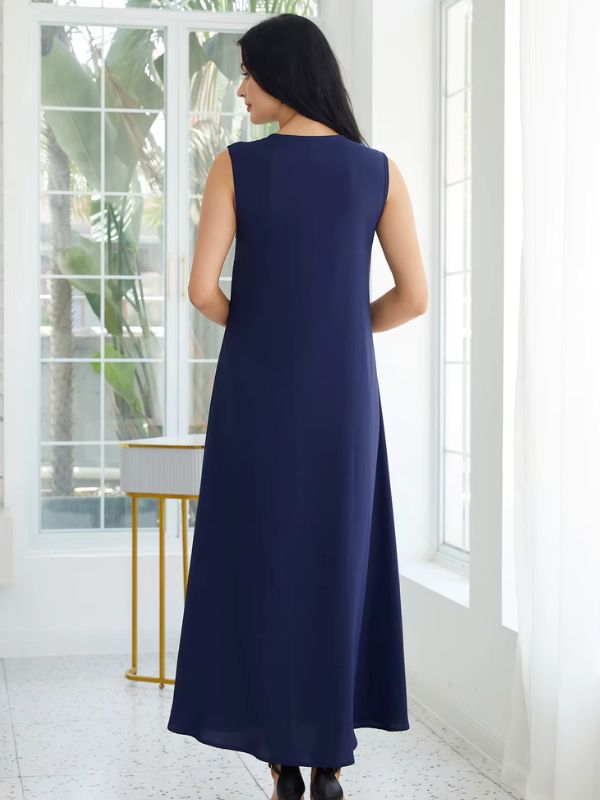 Robe caftan bleu marine sans manches, vue de dos, dans un intérieur lumineux aux tons blancs