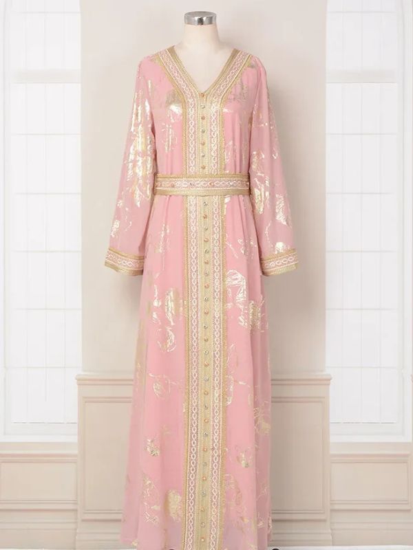 Vue frontale d’un caftan marocain rose et doré, à manches longues et ceinture assortie