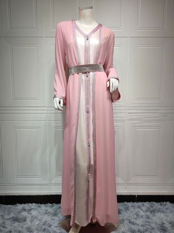Un caftan marocain rose pâle orné de broderies argentées