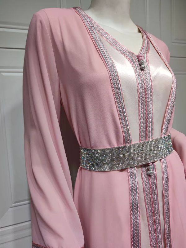 Vue latérale du caftan montrant la légèreté du tissu