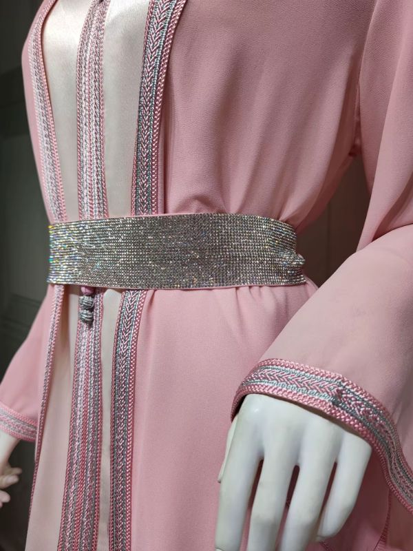 Un caftan marocain rose pâle orné de broderies argentées