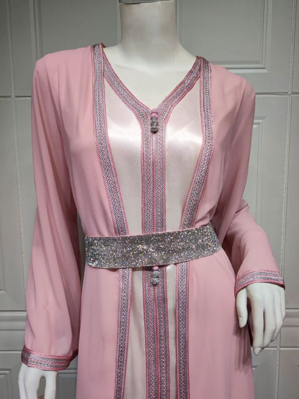 Vue d&#39;ensemble du caftan rose avec boutons décoratifs