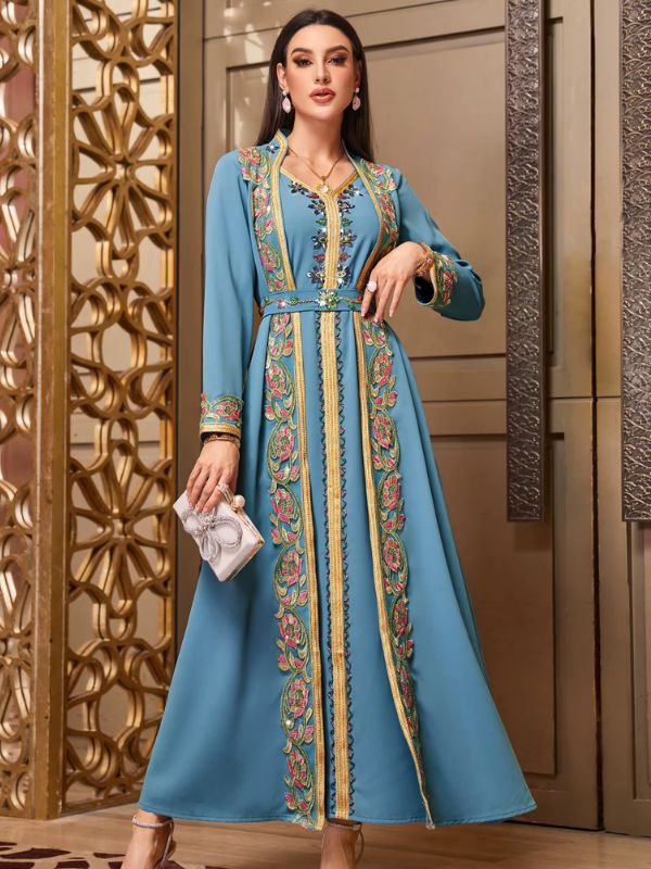 Femme qui pose avec un caftan marocain turquoise 