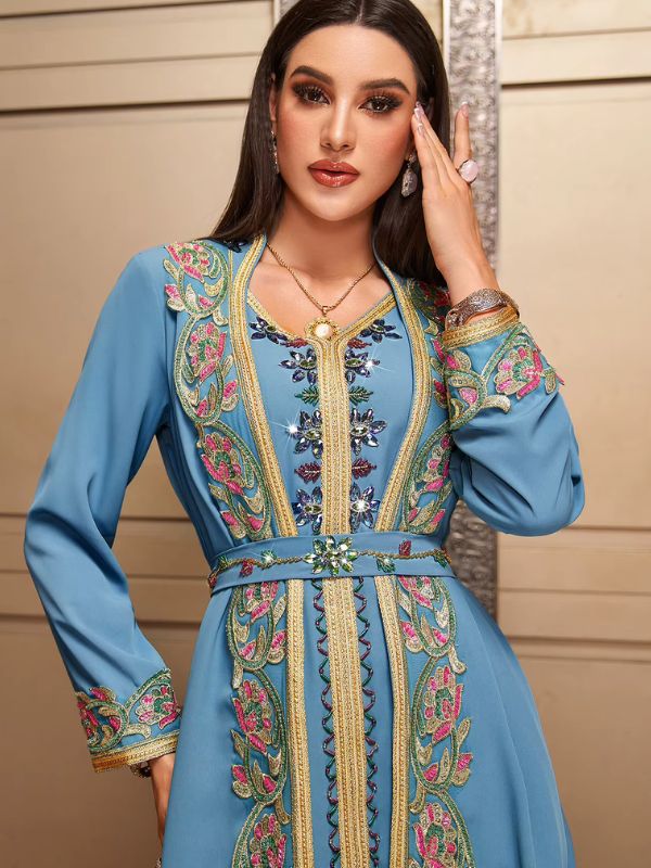 Gros plan sur une femme portant un caftan marocain turquoise