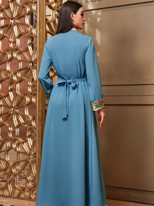 Femme de dos portant un caftan marocain turquoise 