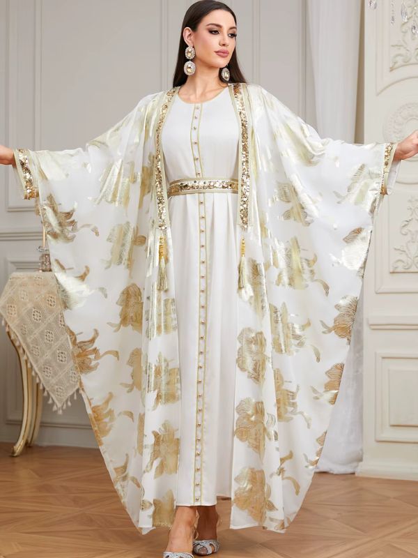 Femme portant un caftan marocain deux pièces blanc et doré avec cape à manches papillon