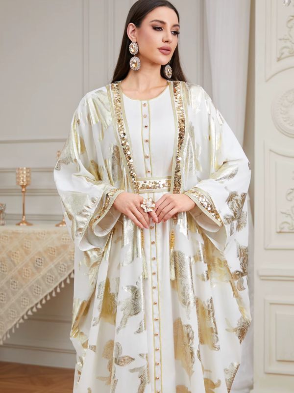 Femme portant un caftan marocain deux pièces blanc et doré avec cape à manches papillon