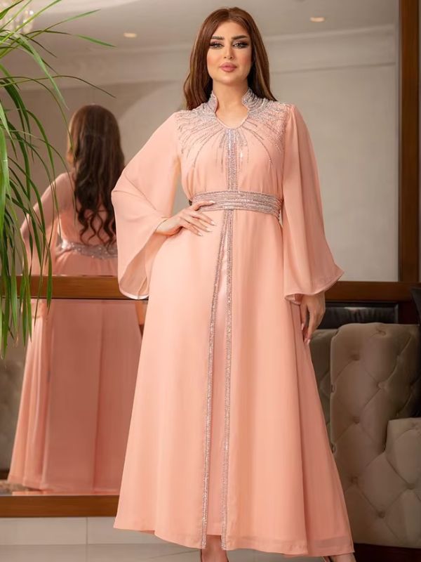 Une femme porte un caftan marocain rose
