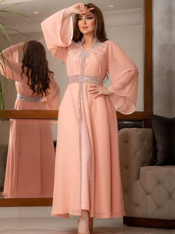 Une femme porte un caftan marocain rose