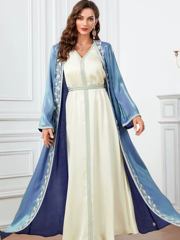 Vue frontale d’un caftan marocain deux pièces bleu et ivoire
