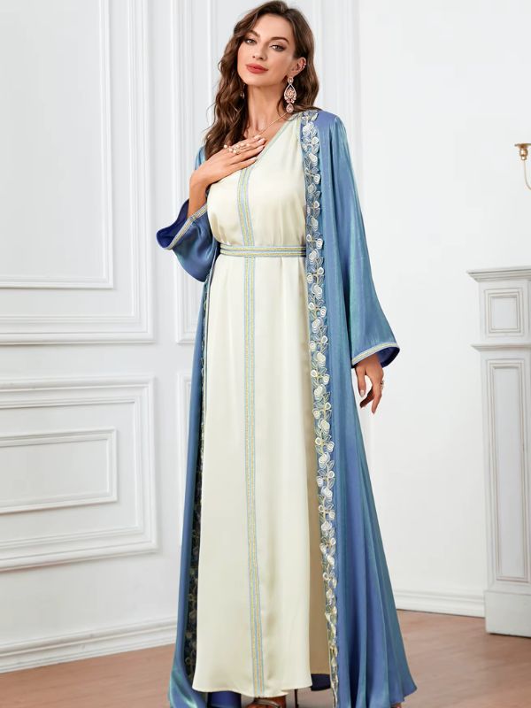 Vue frontale d’un caftan marocain deux pièces bleu et ivoire