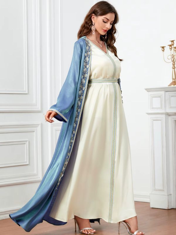 Vue latérale d’un caftan ivoire et bleu avec ceinture brodée