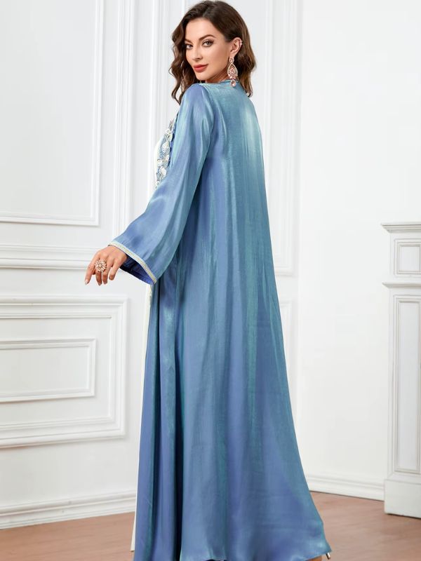 Femme de dos portant un caftan marocain fluide bleu