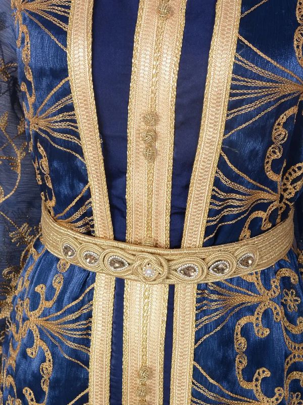 Mannequin portant un caftan marocain bleu nuit traditionnel avec motifs brodés et manches longues
