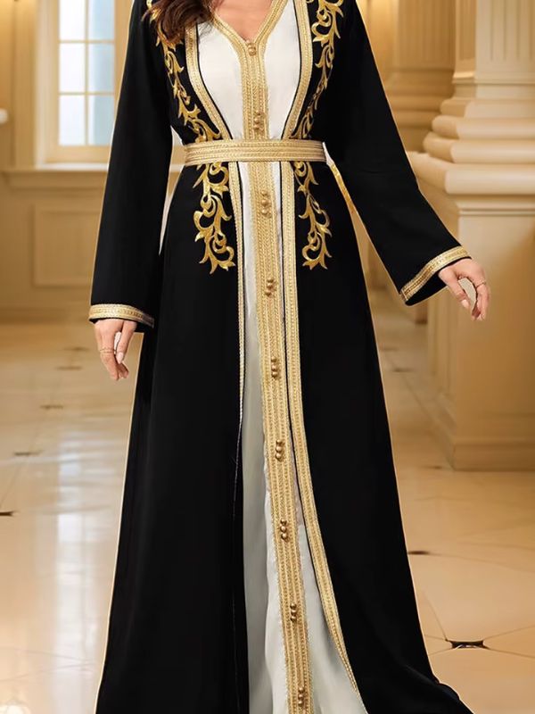 Vue rapprochée d'un caftan marocain noir et blanc orné de broderies et galons dorés