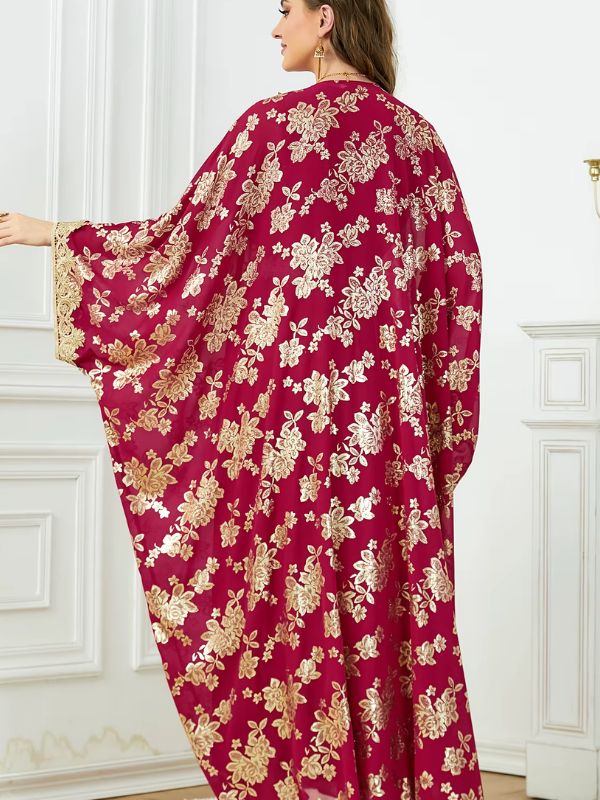 Une femme vue de dos en caftan bordeaux à motifs floraux dorés