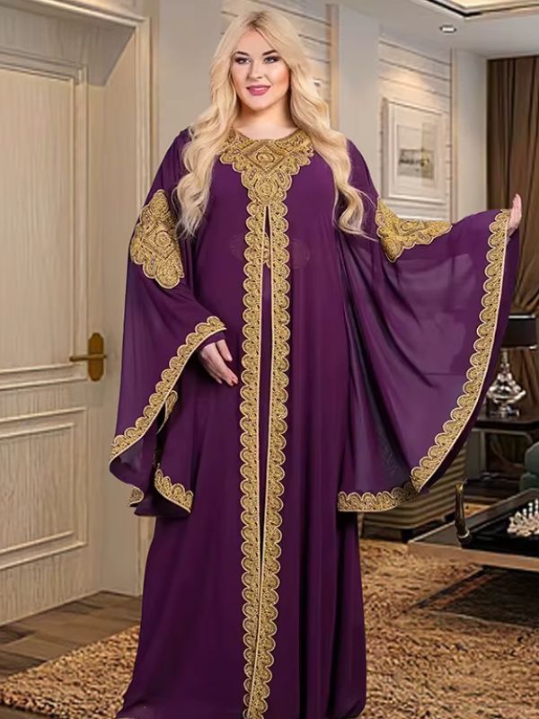Une femme porte un caftan violet