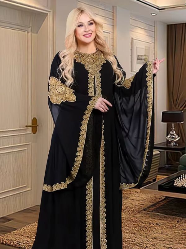 Une femme porte un caftan de couleur noir