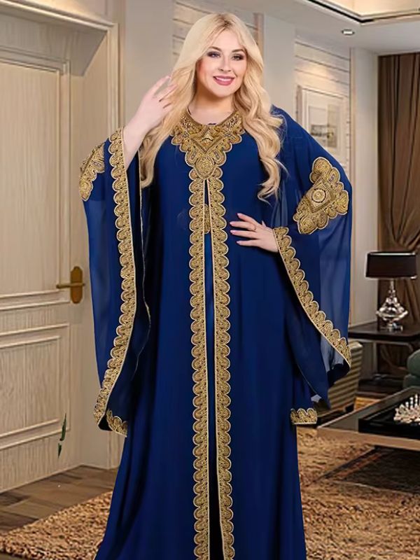 Une femme porte un caftan royal de couleur bleu marine