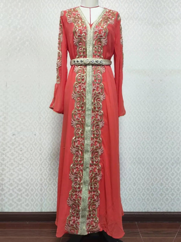 Magnifique caftan rouge orné de broderies dorées complexes descendant le long du centre et des manches, accentué par une ceinture assortie qui met en valeur la taille. Le tissu fluide et léger confère une allure majestueuse, tandis que les détails dorés soulignent la richesse et l'élégance du design traditionnel. Le fond épuré met en avant la splendeur de ce caftan, conçu pour sublimer la silhouette avec sophistication