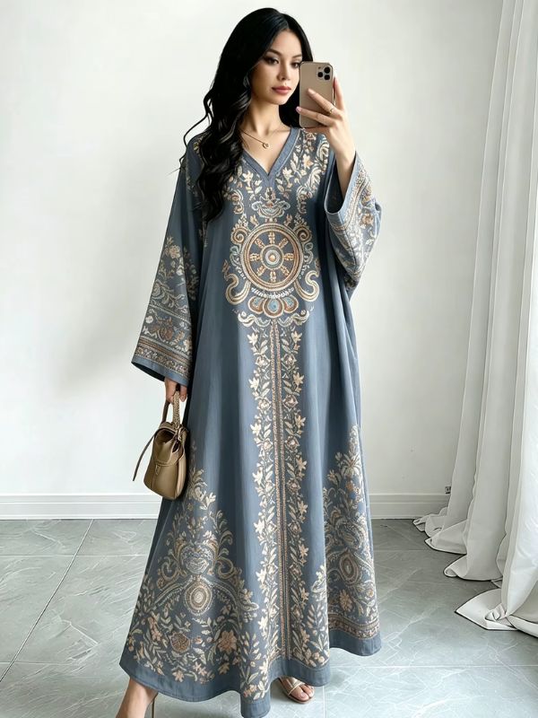 Femme en djellaba bleu ciel à broderies dorées et médaillon ornemental oriental