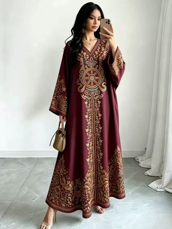 Femme en djellaba bordeaux à broderies dorées et médaillon oriental
