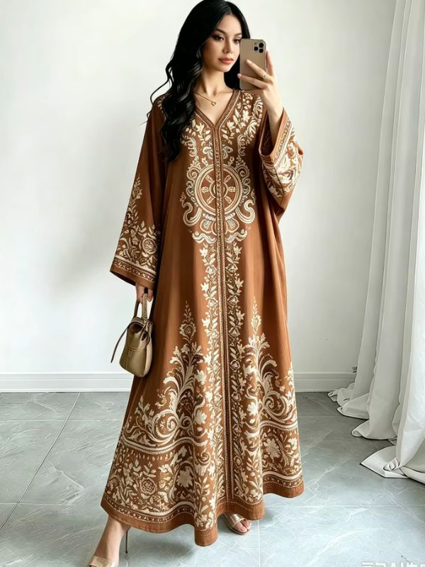 Femme en djellaba terracotta à broderies ivoire et médaillon oriental