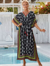 Une femme porte une djellaba originale