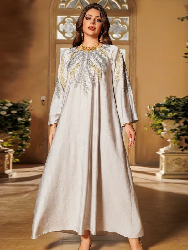 Une femme porte une djellaba de face