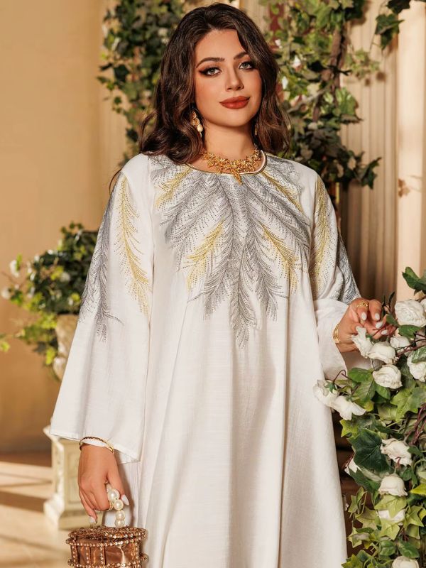 Une femme porte une djellaba de face