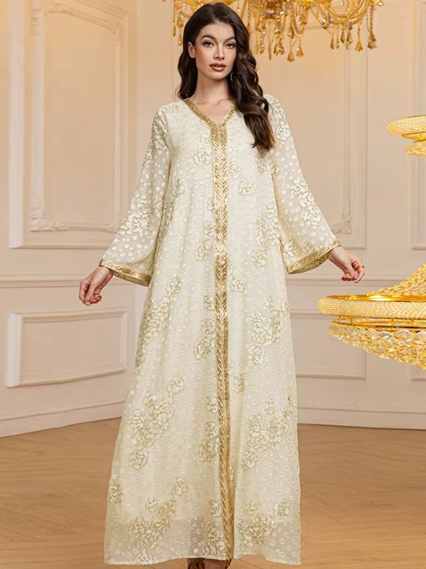 Femme posant dans une djellaba traditionnelle crème au design travaillé