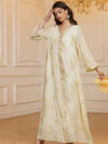 Femme en djellaba élégante aux manches larges et motifs brillants