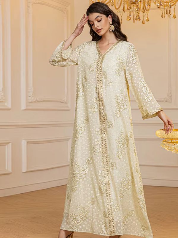 Femme posant dans une djellaba traditionnelle crème au design travaillé